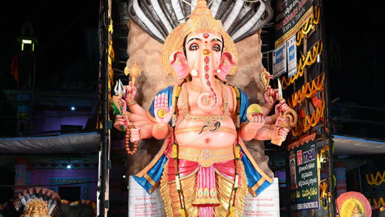 Khairatabad Ganesh: ఖైరతాబాద్ మహాగణపతి దర్శనానికి క్యూ కట్టిన భక్తులు