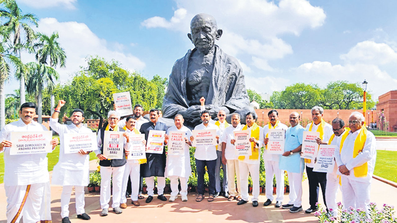 లోక్సభలో టీడీపీ వర్సెస్ వైసీపీ