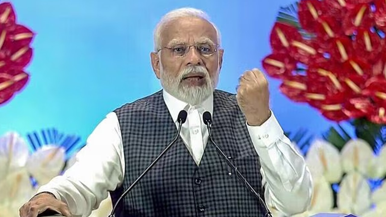 PM Modi: ఆవు పేడను కూడా వదలడం లేదు... అవినీతిపై మోదీ కన్నెర్ర..!