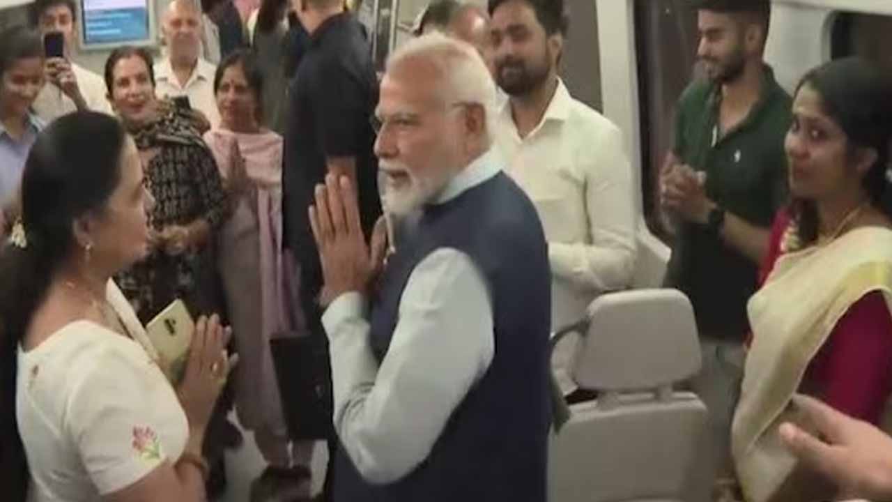 PM Modi in Metro: మెట్రోలో ప్రయాణించిన మోదీ.. ప్రయాణికులతో సరదాగా గడిపిన ప్రధాని