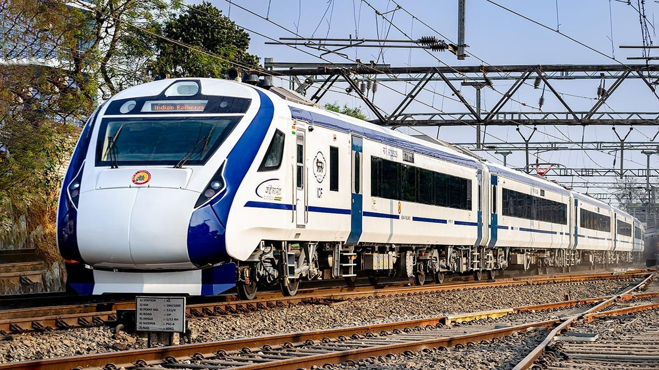 'Vandebharat' train: ‘వందేభారత్‌’ రైలు వచ్చేస్తోంది.. ఎక్కడినుంచి ఎక్కడివరకంటే..