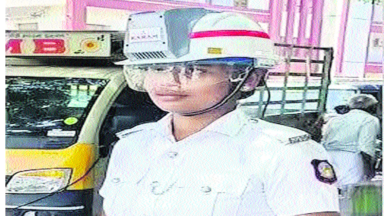 Cooling helmet: ట్రాఫిక్‌ పోలీసులకు కూలింగ్‌ హెల్మెట్‌