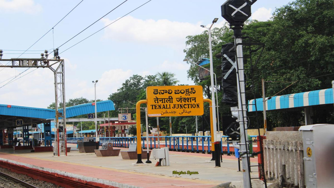  Bengaluru: తెనాలి బాలికలకు గవర్నర్‌ ప్రశంసలు 
