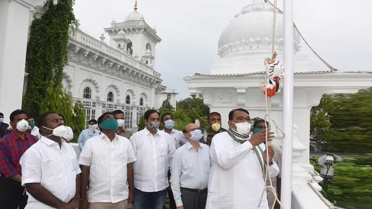 Hyderabad: జాతీయ పతాకాన్ని ఆవిష్కరించిన పోచారం శ్రీనివాస రెడ్డి