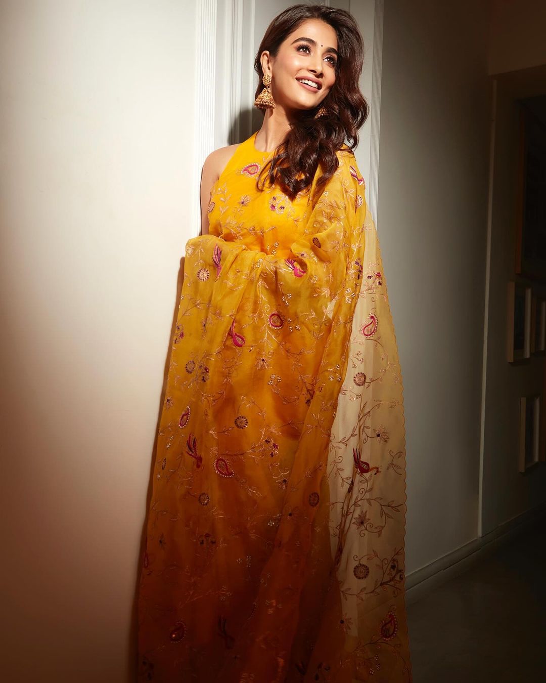 Pooja Hegde : ఓర చూపులతో మనసు దోచుకుంటున్న  బుట్టబొమ్మ.. ఫొటోలు వైరల్..!
