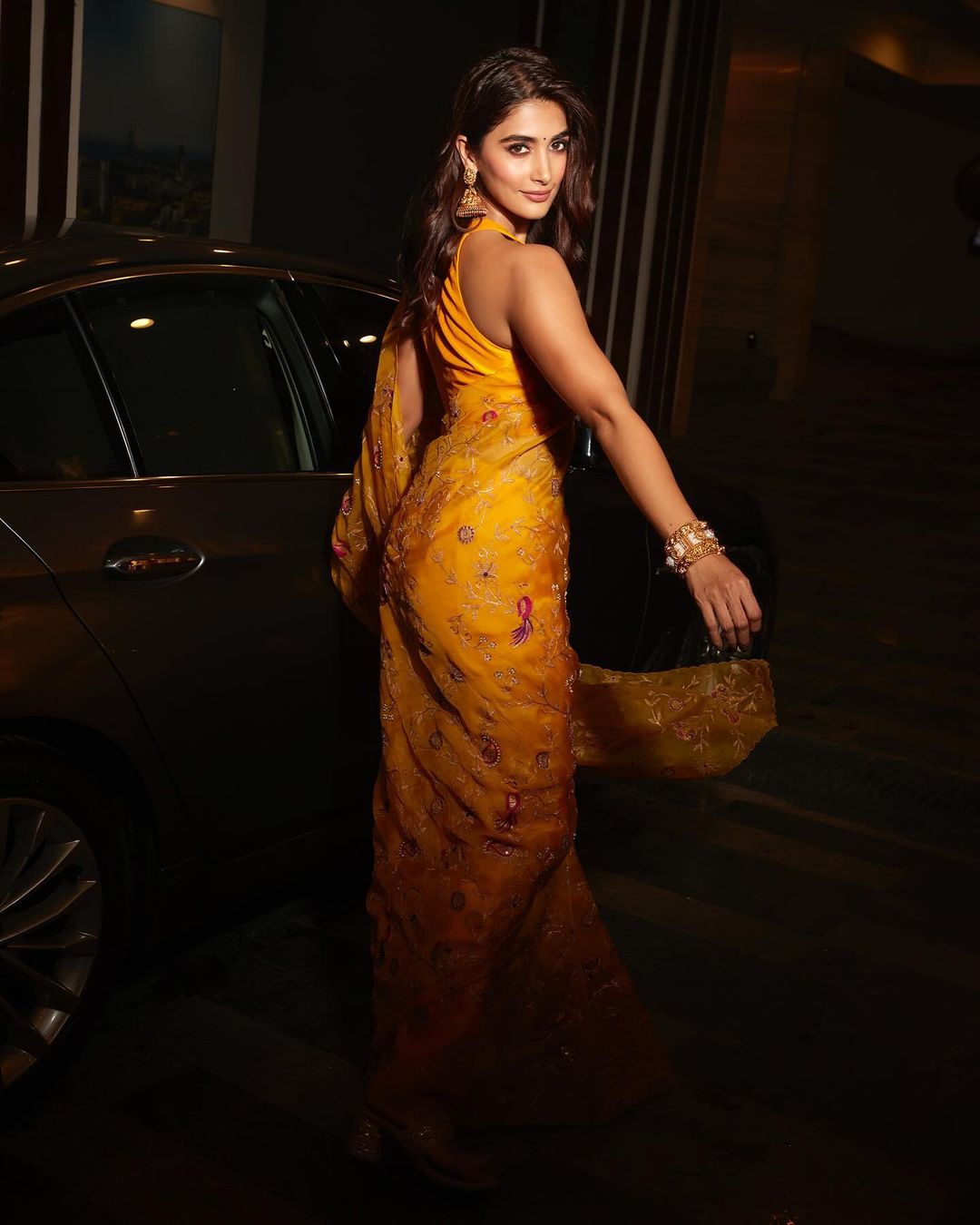 Pooja Hegde : ఓర చూపులతో మనసు దోచుకుంటున్న  బుట్టబొమ్మ.. ఫొటోలు వైరల్..!