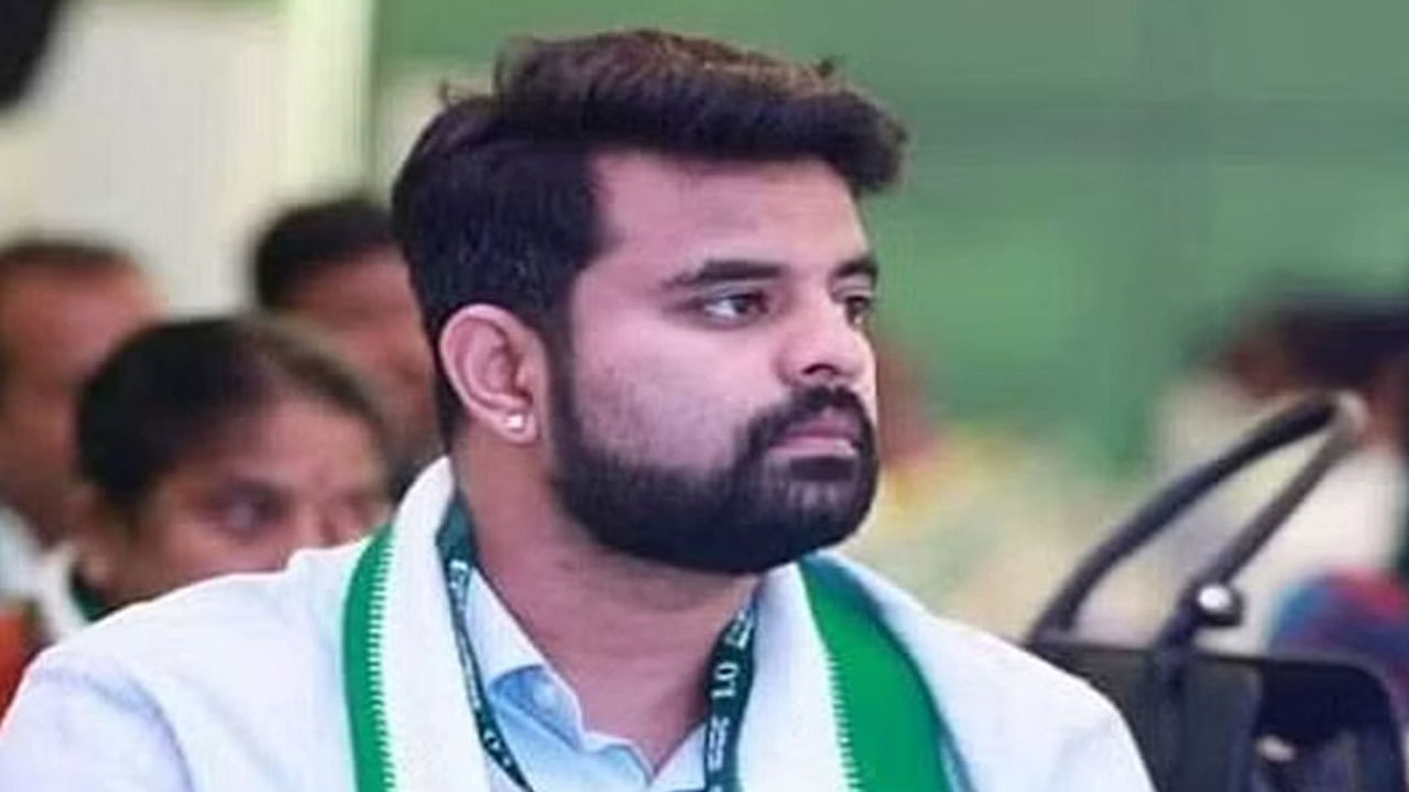 Prajwal Revanna: దేవెగౌడ మనవడికి షాకిచ్చిన కర్ణాటక హైకోర్టు