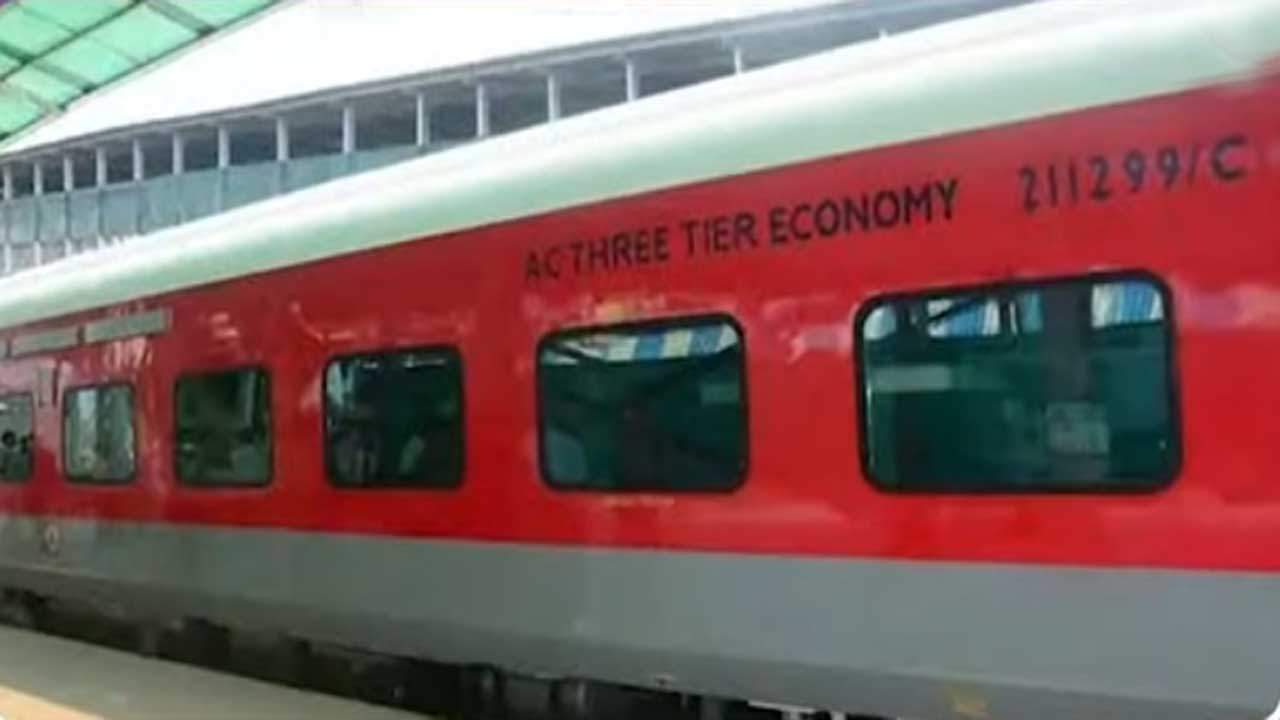 రైల్లో ఏసీ కోచ్‌లు మధ్యలో ఎందుకు పెడతారో తెలుసా? AC Coaches placed in