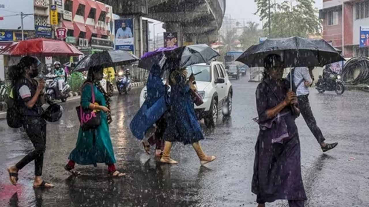 Kerala: కేరళలో భారీ వర్షాలు.. 10 జిల్లాలకు ఎల్లో అలర్ట్