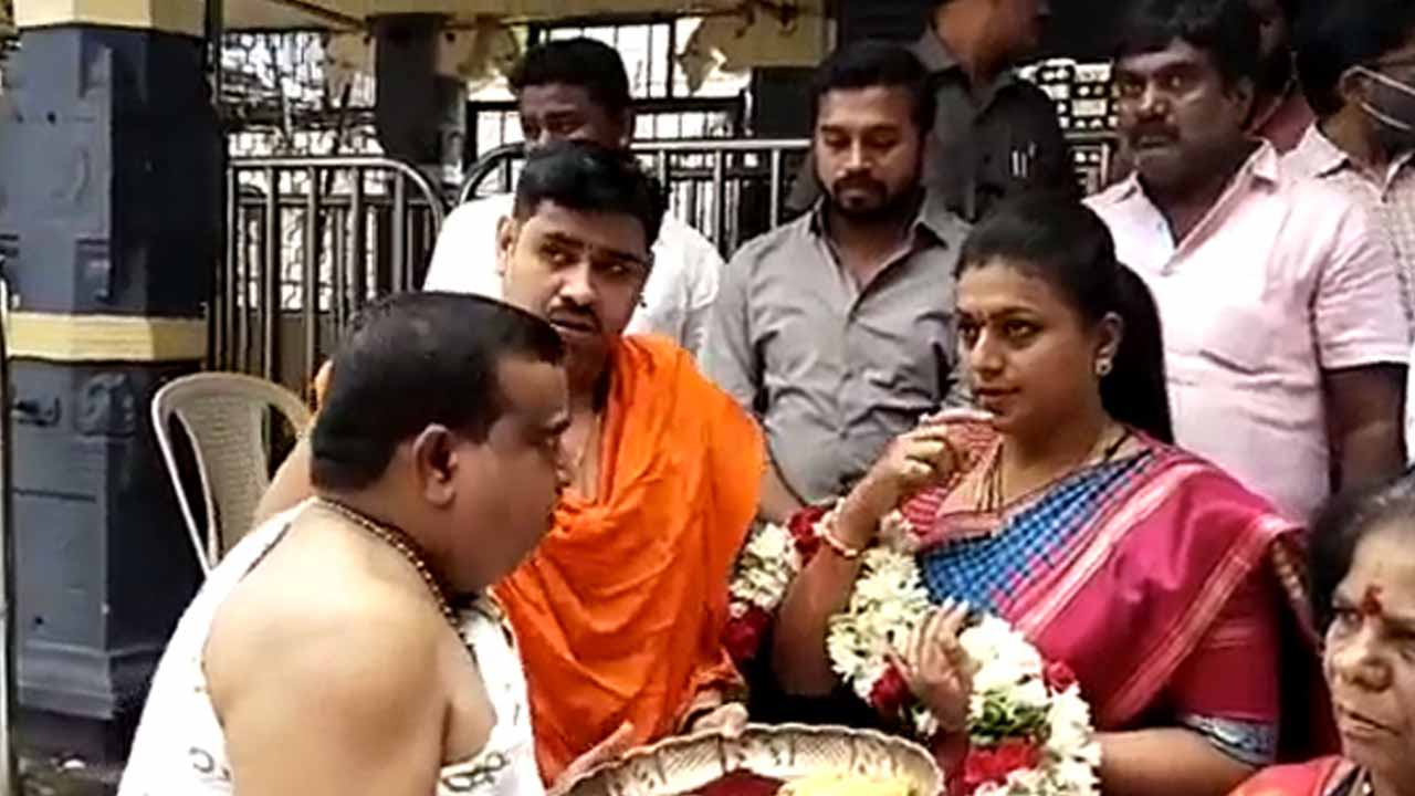 RK Roja:జగనే మళ్లీ సీఎం కావాలి.. దుర్గమ్మ సన్నిధిలో రోజా కామెంట్స్
