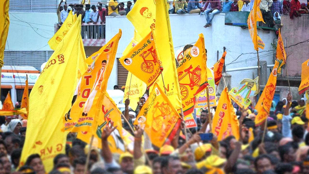 TDP: తాడేపల్లిగూడెంలో కదం తొక్కిన టీడీపీ కార్యకర్తలు.. పాదయాత్రపై పోలీసుల ఆంక్షలు