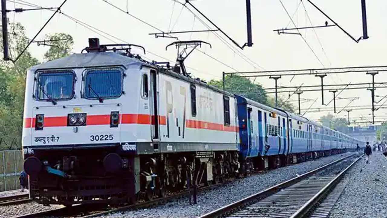 Indian Railways: ట్రైన్ ఆలస్యం.. రైల్వే శాఖపై రూ.60 వేల ఫైన్ వేసిన కోర్టు