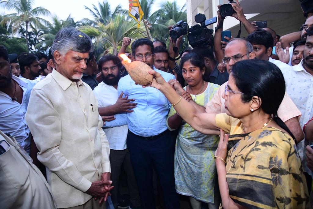 Chandrababu : ఉండవల్లిలోని నివాసానికి చంద్రబాబు చేరుకున్నాక ఉద్విగ్నభరిత వాతావరణం