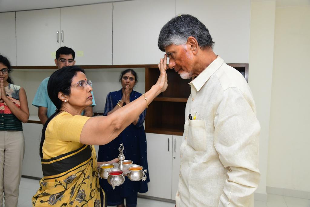 Chandrababu : ఉండవల్లిలోని నివాసానికి చంద్రబాబు చేరుకున్నాక ఉద్విగ్నభరిత వాతావరణం