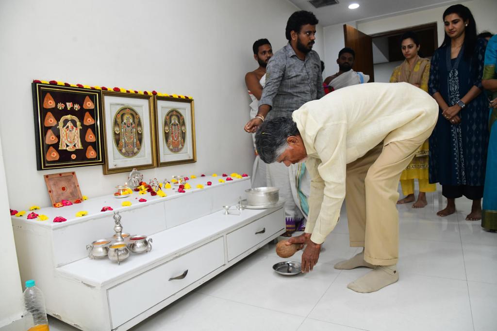 Chandrababu : ఉండవల్లిలోని నివాసానికి చంద్రబాబు చేరుకున్నాక ఉద్విగ్నభరిత వాతావరణం