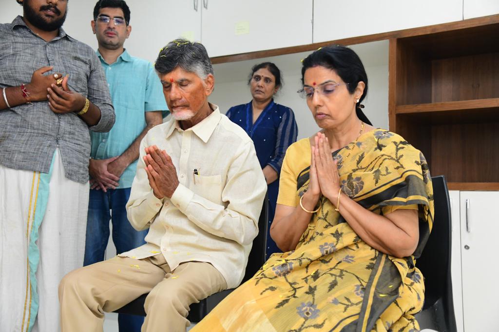 Chandrababu : ఉండవల్లిలోని నివాసానికి చంద్రబాబు చేరుకున్నాక ఉద్విగ్నభరిత వాతావరణం