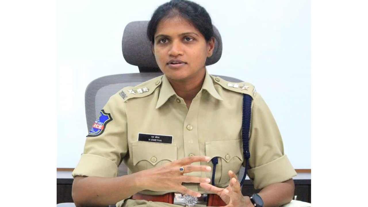  CP Swetha : నిందితుడు రాజు వద్ద మీడియా ఐడీ కార్డులు గుర్తించాం