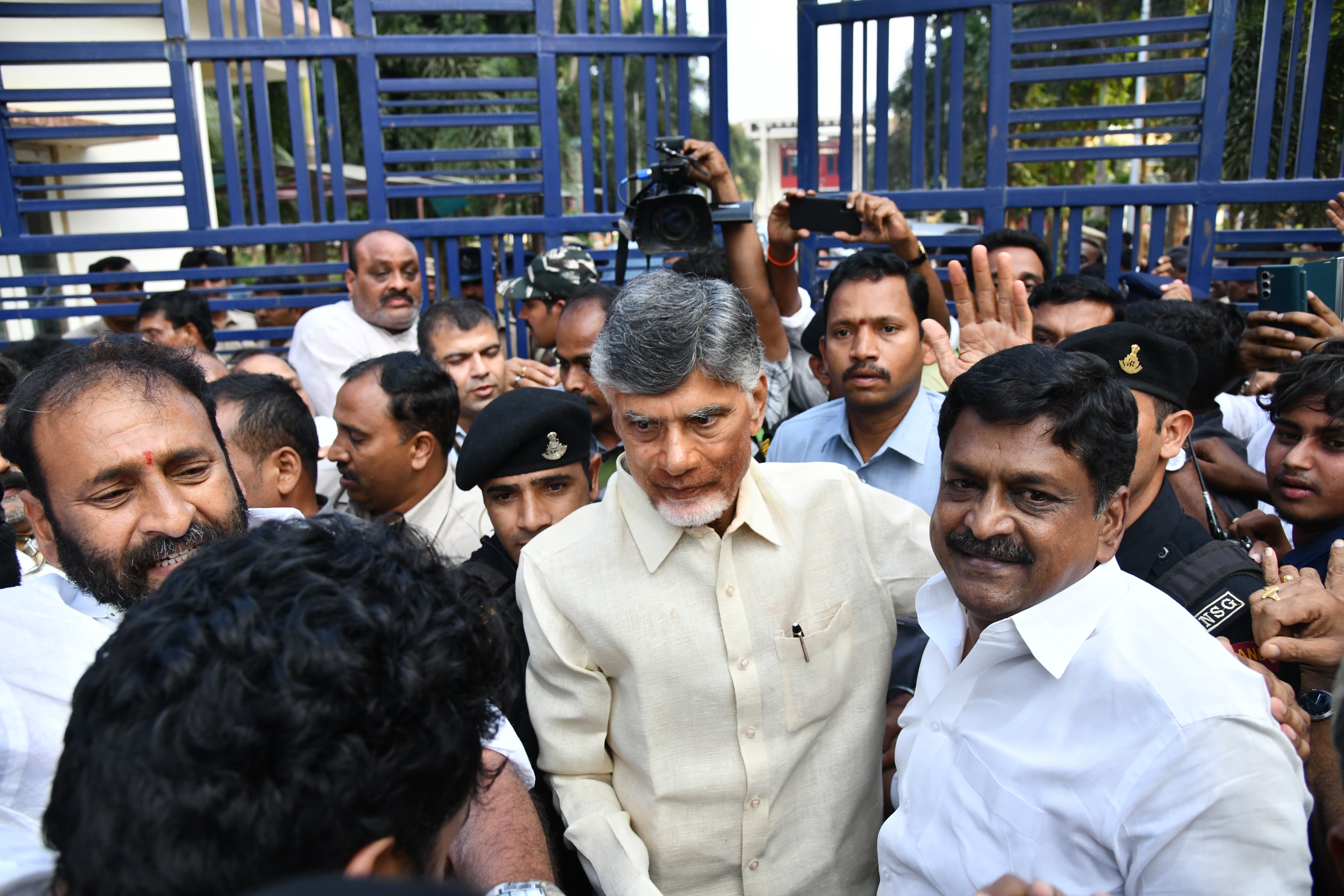 CBN Exclusive : రాజమండ్రి సెంట్రల్ జైలు నుంచి బయటికొచ్చిన చంద్రబాబు.. వచ్చీ రాగానే ఏం చేశారంటే..?