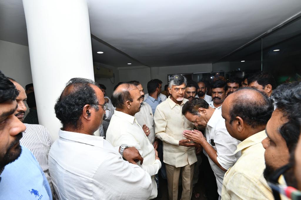 CBN Release : ఉండవల్లి నివాసం వద్ద చంద్రబాబును ఎవరెవరు కలిశారంటే..?