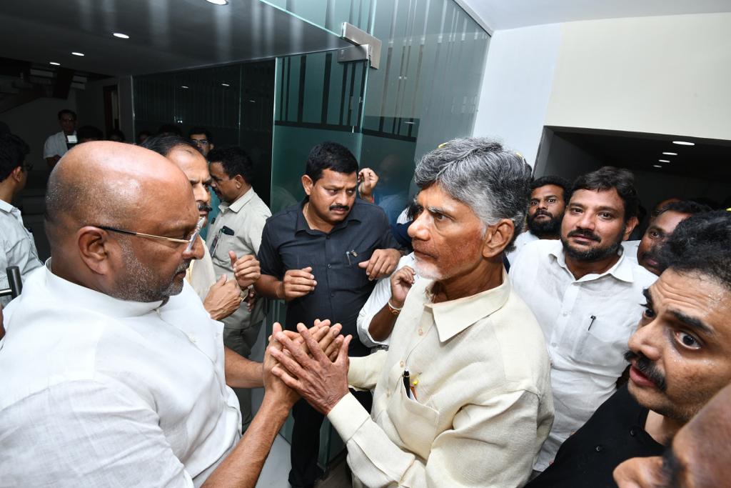 CBN Release : ఉండవల్లి నివాసం వద్ద చంద్రబాబును ఎవరెవరు కలిశారంటే..?