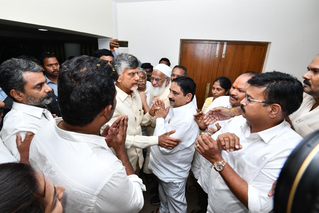 CBN Release : ఉండవల్లి నివాసం వద్ద చంద్రబాబును ఎవరెవరు కలిశారంటే..?