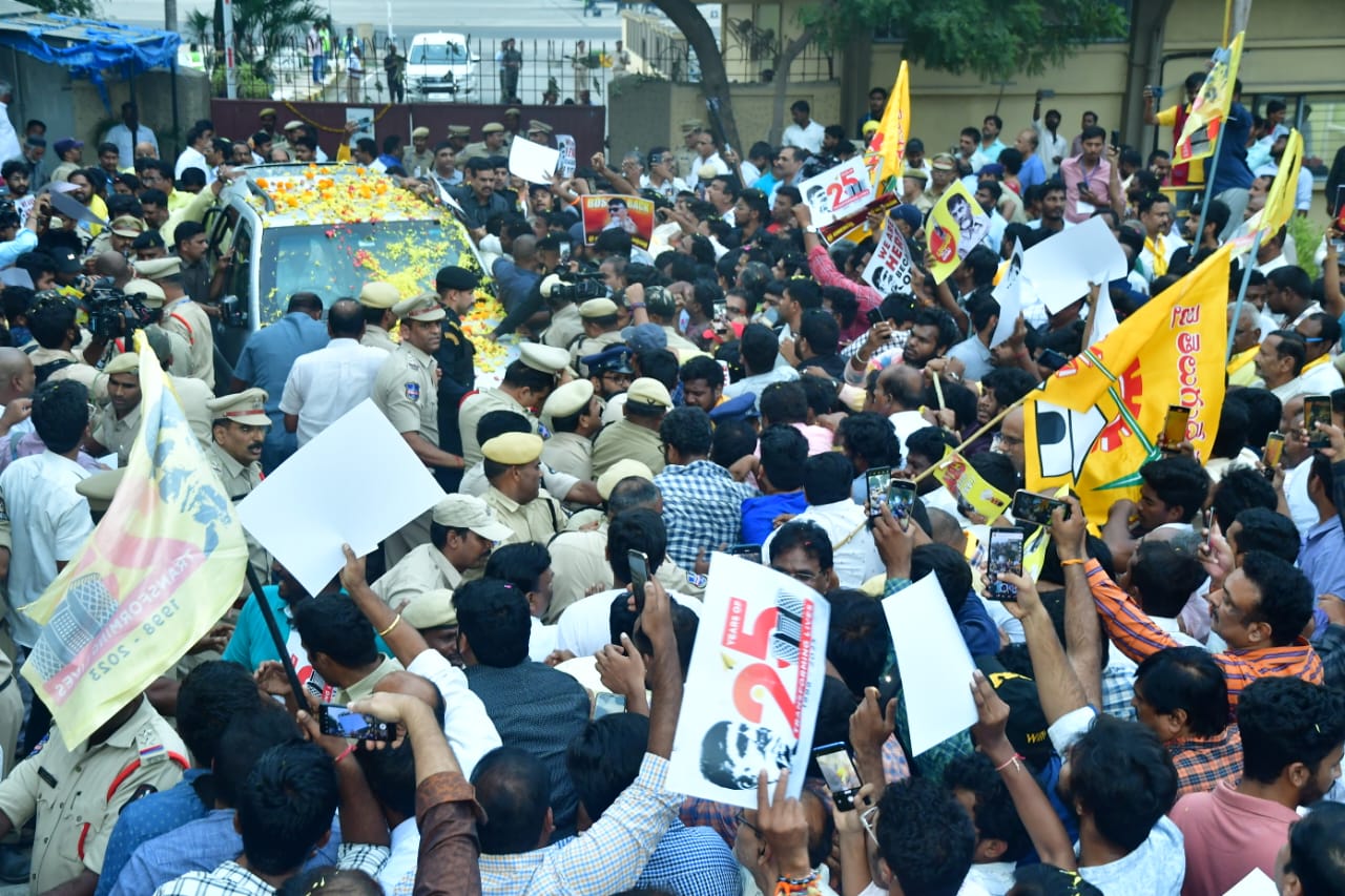 చంద్రబాబు నాయుడిని చూసేందుకు బేగంపేటకు తరలివచ్చిన టీడీపీ నాయకులు, కార్యకర్తలు అభిమానులు