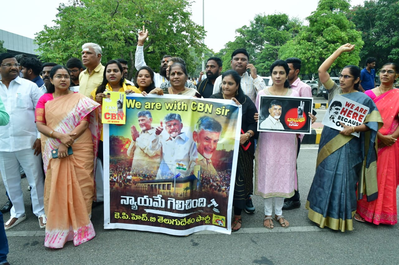 చంద్రబాబు నాయుడిని చూసేందుకు బేగంపేటకు తరలివచ్చిన టీడీపీ నాయకులు, కార్యకర్తలు అభిమానులు