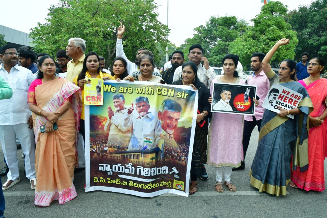 చంద్రబాబు నాయుడిని చూసేందుకు బేగంపేటకు తరలివచ్చిన టీడీపీ నాయకులు, కార్యకర్తలు అభిమానులు