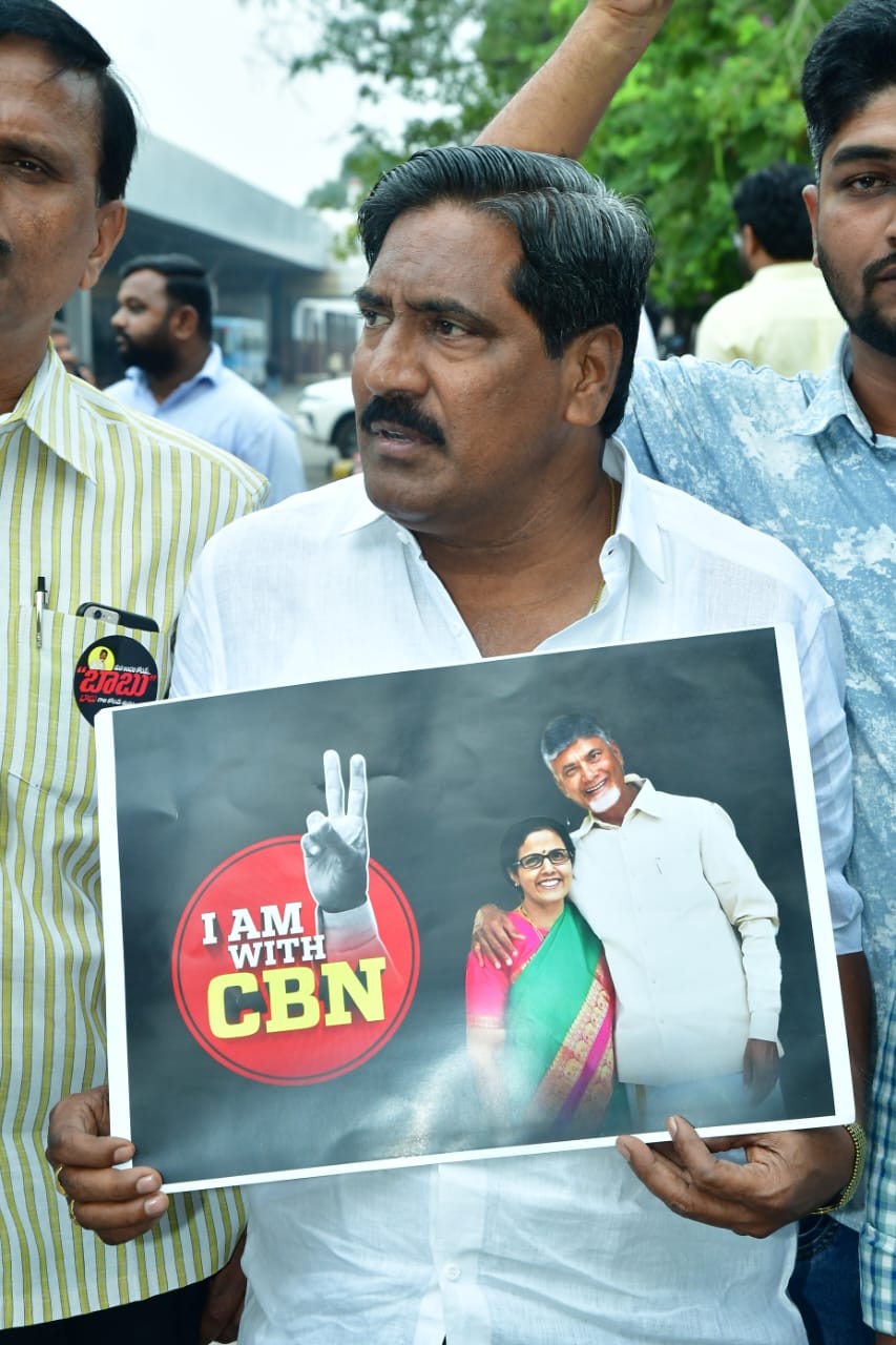 చంద్రబాబు నాయుడిని చూసేందుకు బేగంపేటకు తరలివచ్చిన టీడీపీ నాయకులు, కార్యకర్తలు అభిమానులు