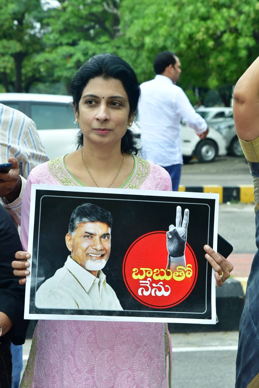 చంద్రబాబు నాయుడిని చూసేందుకు బేగంపేటకు తరలివచ్చిన టీడీపీ నాయకులు, కార్యకర్తలు అభిమానులు