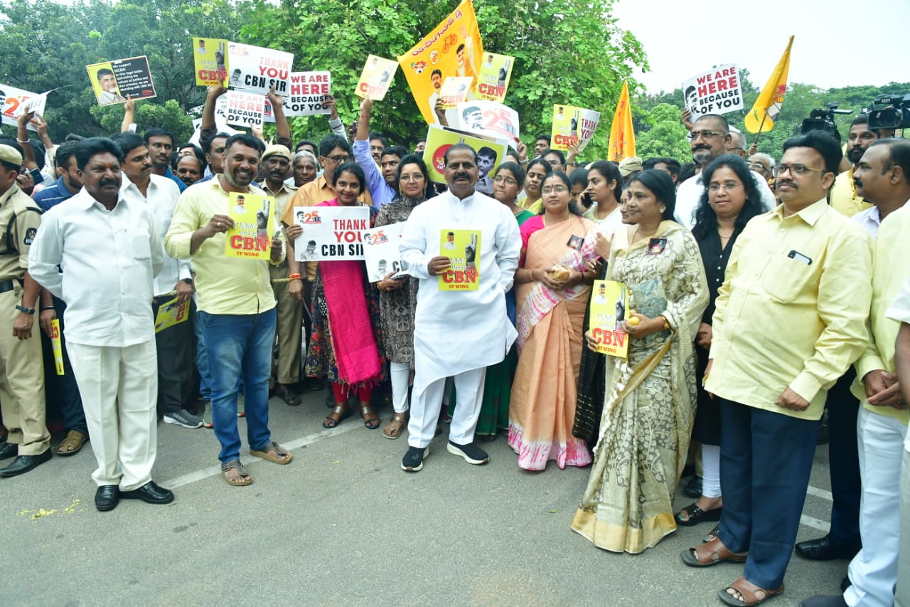 చంద్రబాబు నాయుడిని చూసేందుకు బేగంపేటకు తరలివచ్చిన టీడీపీ నాయకులు, కార్యకర్తలు అభిమానులు