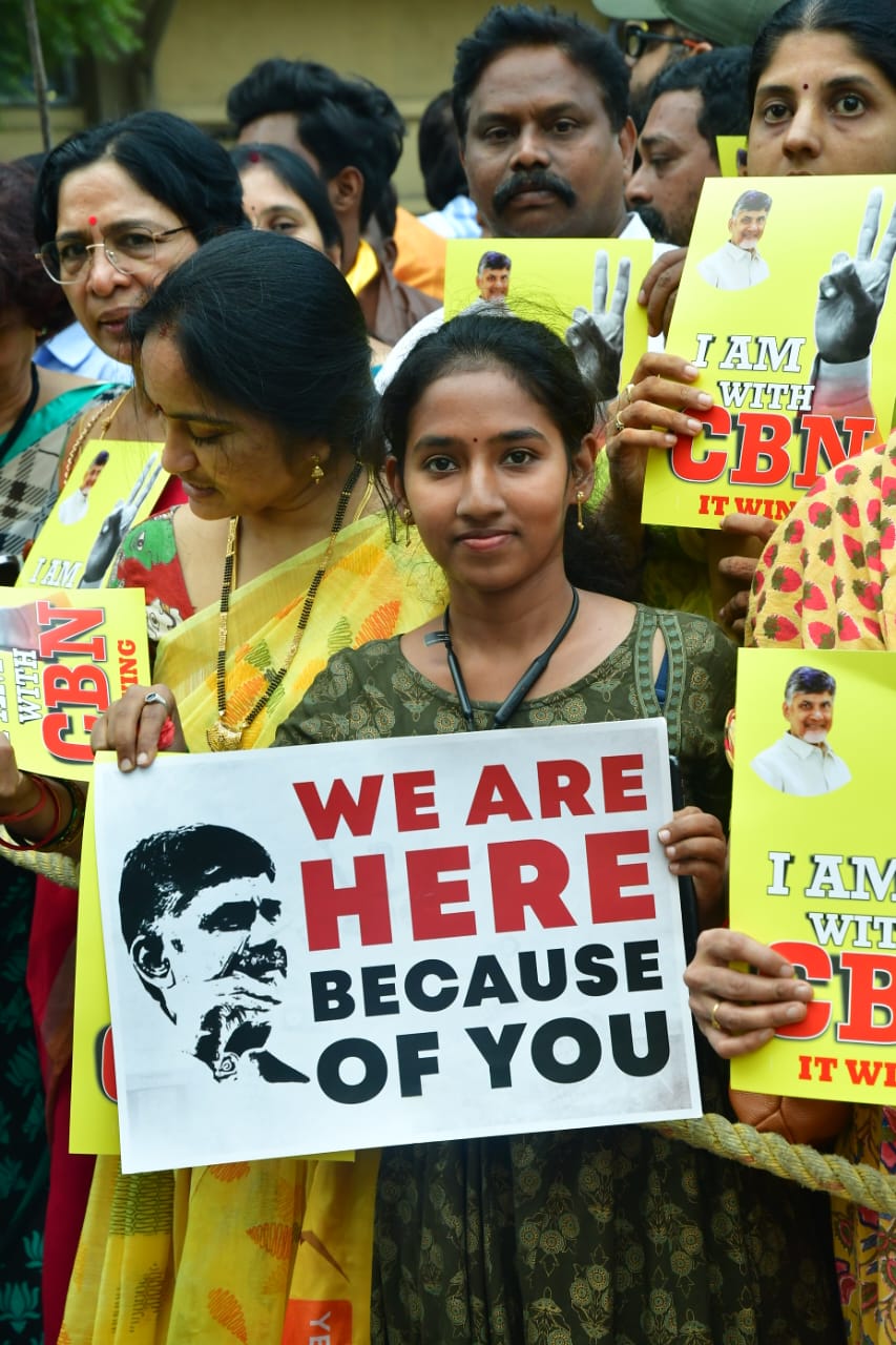 చంద్రబాబు నాయుడిని చూసేందుకు బేగంపేటకు తరలివచ్చిన టీడీపీ నాయకులు, కార్యకర్తలు అభిమానులు
