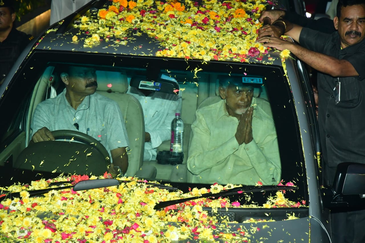 చంద్రబాబు నాయుడిని చూసేందుకు బేగంపేటకు తరలివచ్చిన టీడీపీ నాయకులు, కార్యకర్తలు అభిమానులు