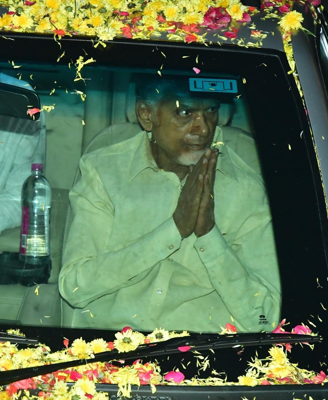 చంద్రబాబు నాయుడిని చూసేందుకు బేగంపేటకు తరలివచ్చిన టీడీపీ నాయకులు, కార్యకర్తలు అభిమానులు