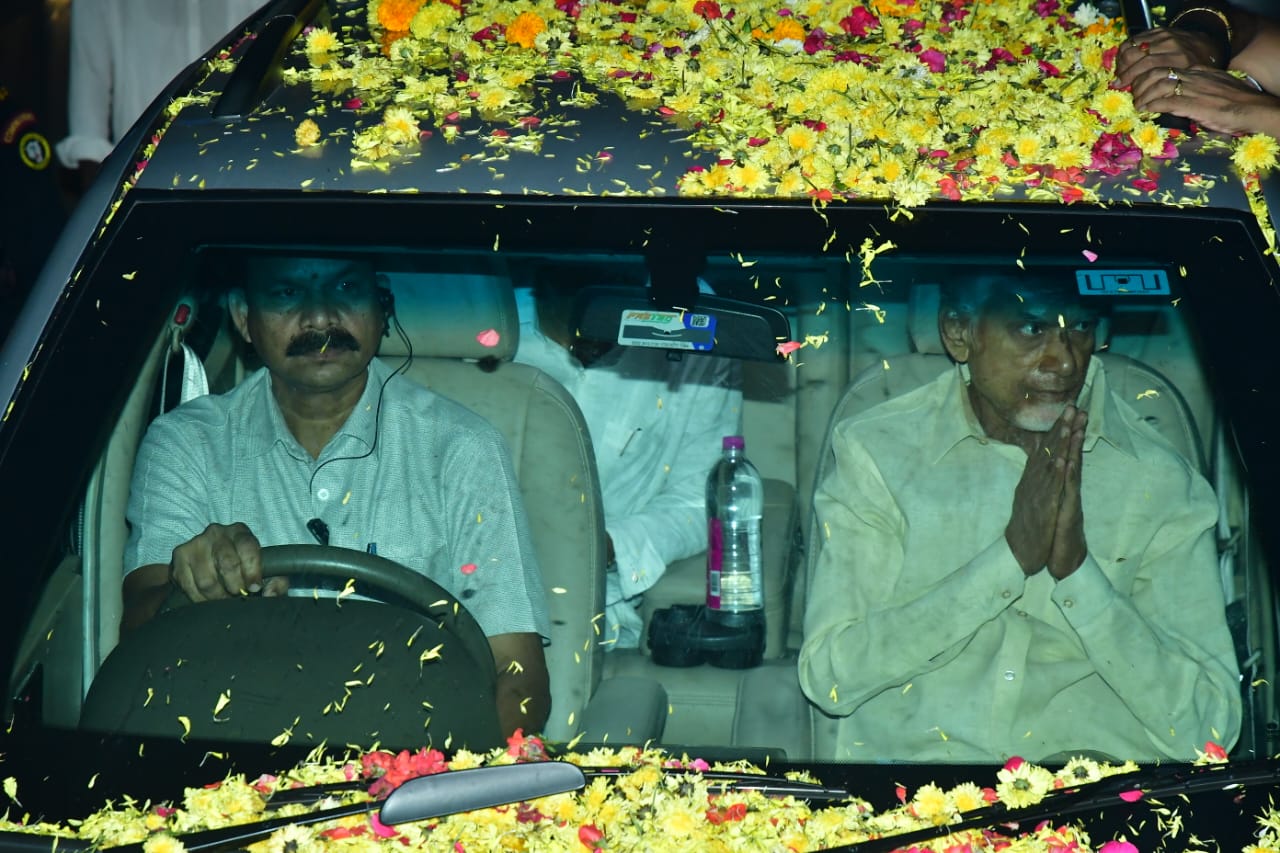 చంద్రబాబు నాయుడిని చూసేందుకు బేగంపేటకు తరలివచ్చిన టీడీపీ నాయకులు, కార్యకర్తలు అభిమానులు