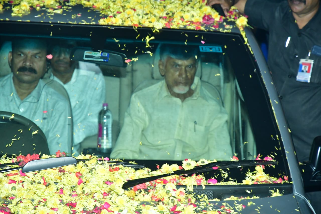 చంద్రబాబు నాయుడిని చూసేందుకు బేగంపేటకు తరలివచ్చిన టీడీపీ నాయకులు, కార్యకర్తలు అభిమానులు