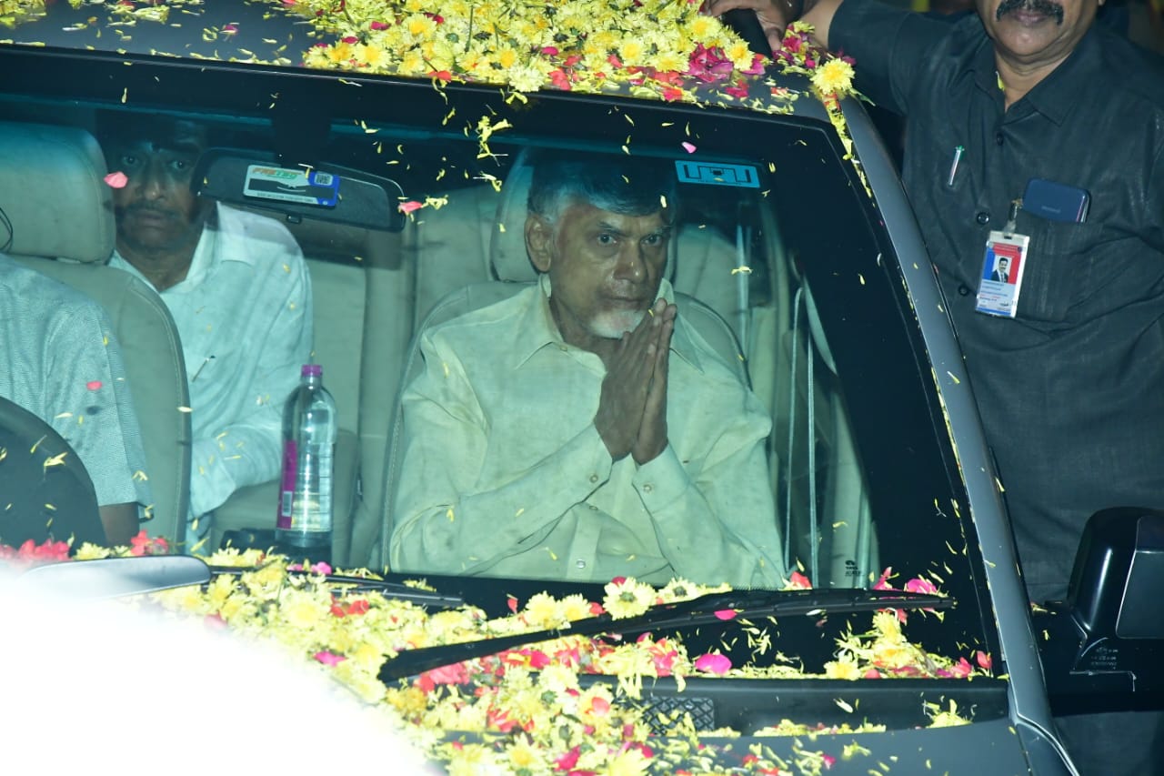 చంద్రబాబు నాయుడిని చూసేందుకు బేగంపేటకు తరలివచ్చిన టీడీపీ నాయకులు, కార్యకర్తలు అభిమానులు