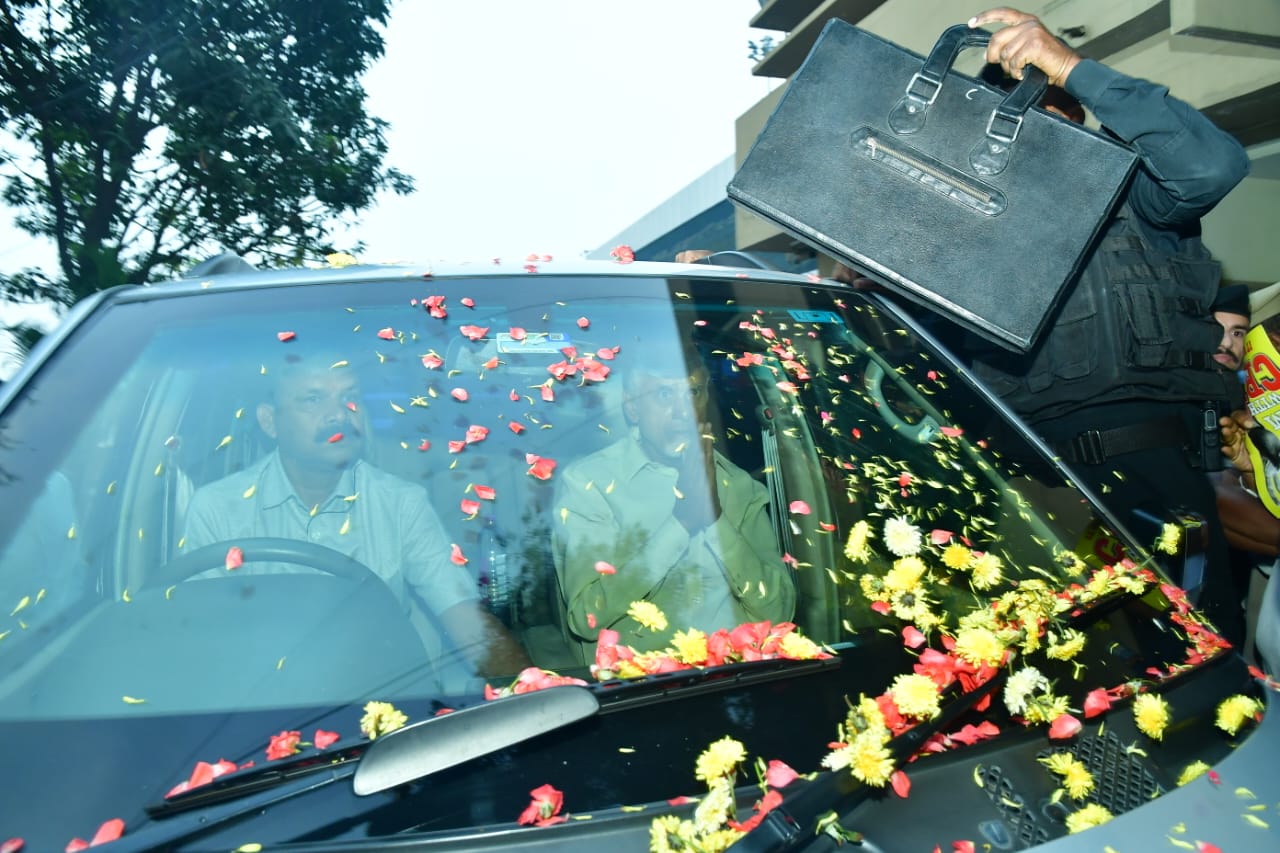 చంద్రబాబు నాయుడిని చూసేందుకు బేగంపేటకు తరలివచ్చిన టీడీపీ నాయకులు, కార్యకర్తలు అభిమానులు