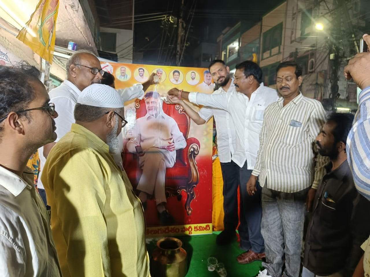 చంద్రబాబు చిత్రపటానికి పాలాభిషేకం