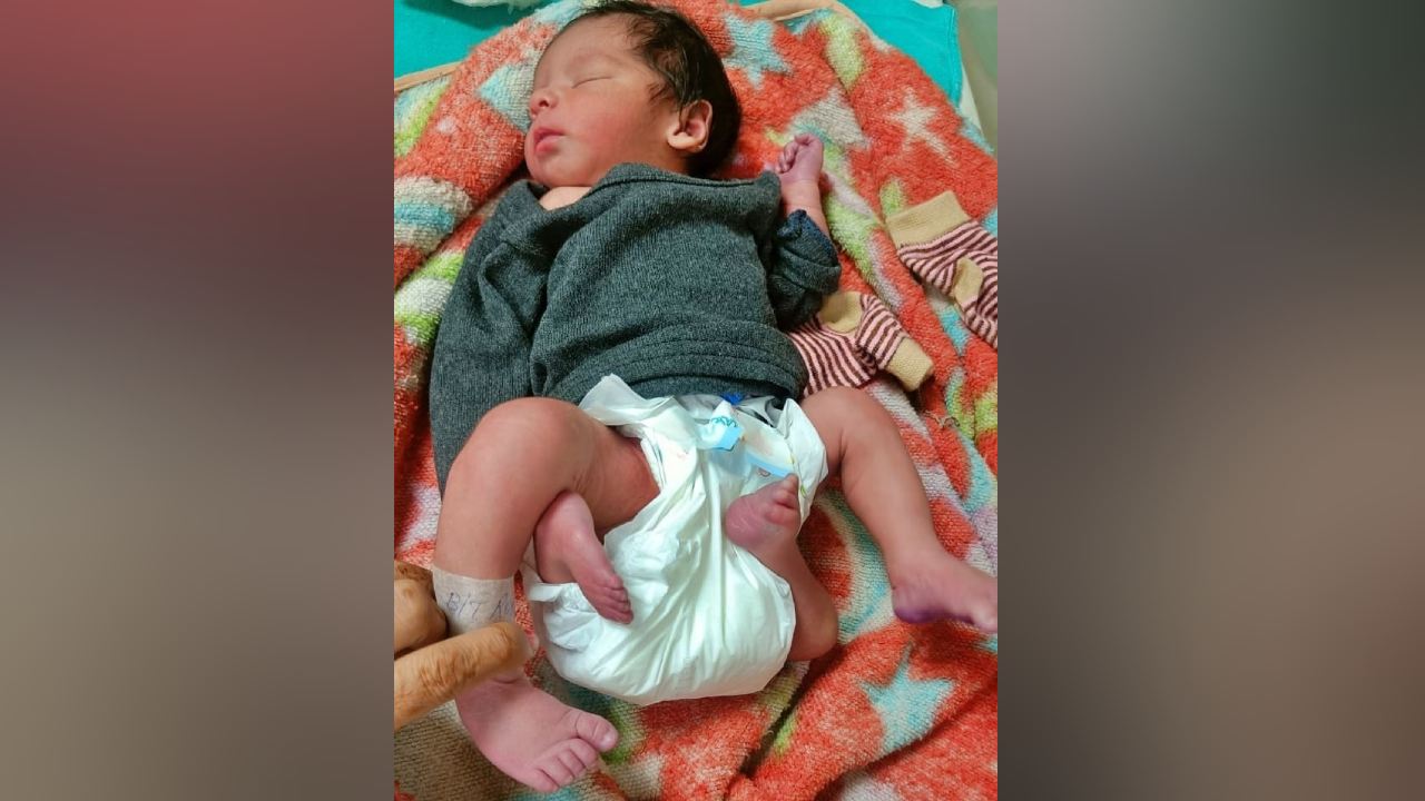 Viral: బిడ్డకు ఆరోగ్యం బాలేదంటూ ఆసుపత్రికి వచ్చిన తండ్రి.. అతడి చేతుల్లో శిశువును చూసి వైద్యులు షాక్!