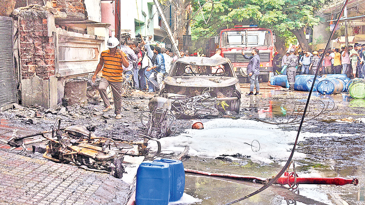 Nampally Fire Accident : బతుకులు బుగ్గి! 