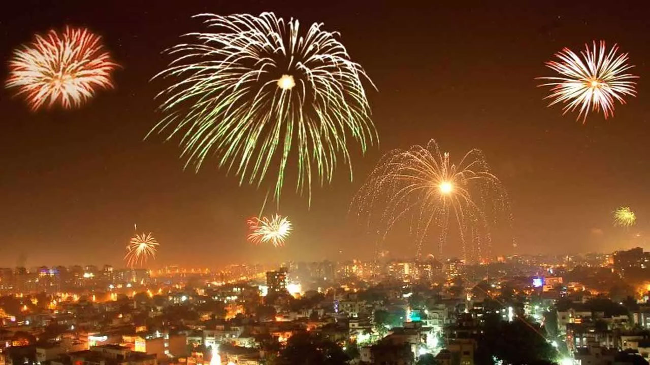 Diwali: పటాసులు రెండు గంటలే కాల్చాలి.. 