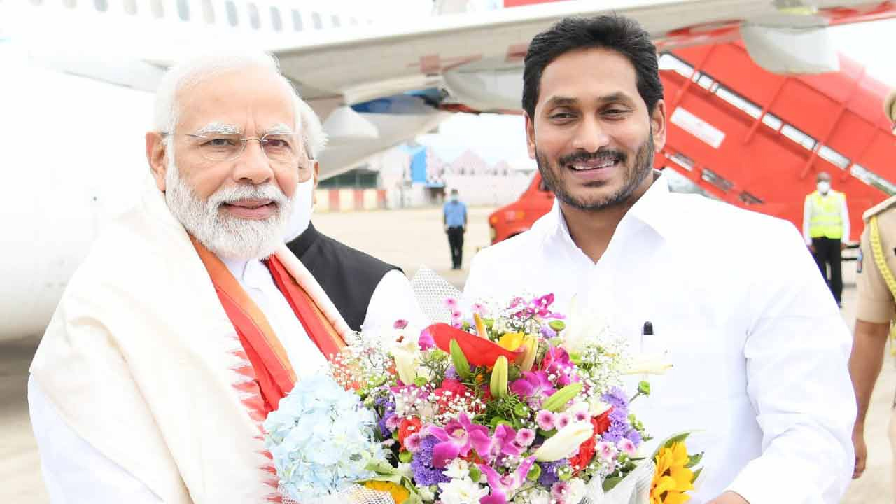 CM JAGAN: రేణిగుంట ఎయిర్‌పోర్టులో ప్రధాని మోదీకి స్వాగతం పలికిన గవర్నర్, సీఎం జగన్ 