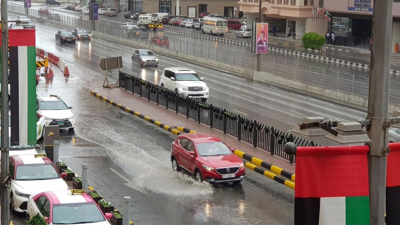Heavy Rains: యూఏఈలో భారీ వర్షం.. దుబాయ్, షార్జాలకు ఆరెంజ్ అలర్ట్ జారీ..!