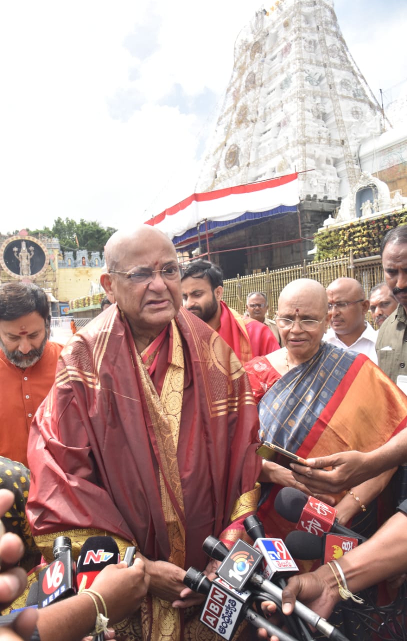 తిరుమల శ్రీవారిని దర్శించుకున్న మాజీ ఉపరాష్ట్రపతి వెంకయ్యనాయుడు  