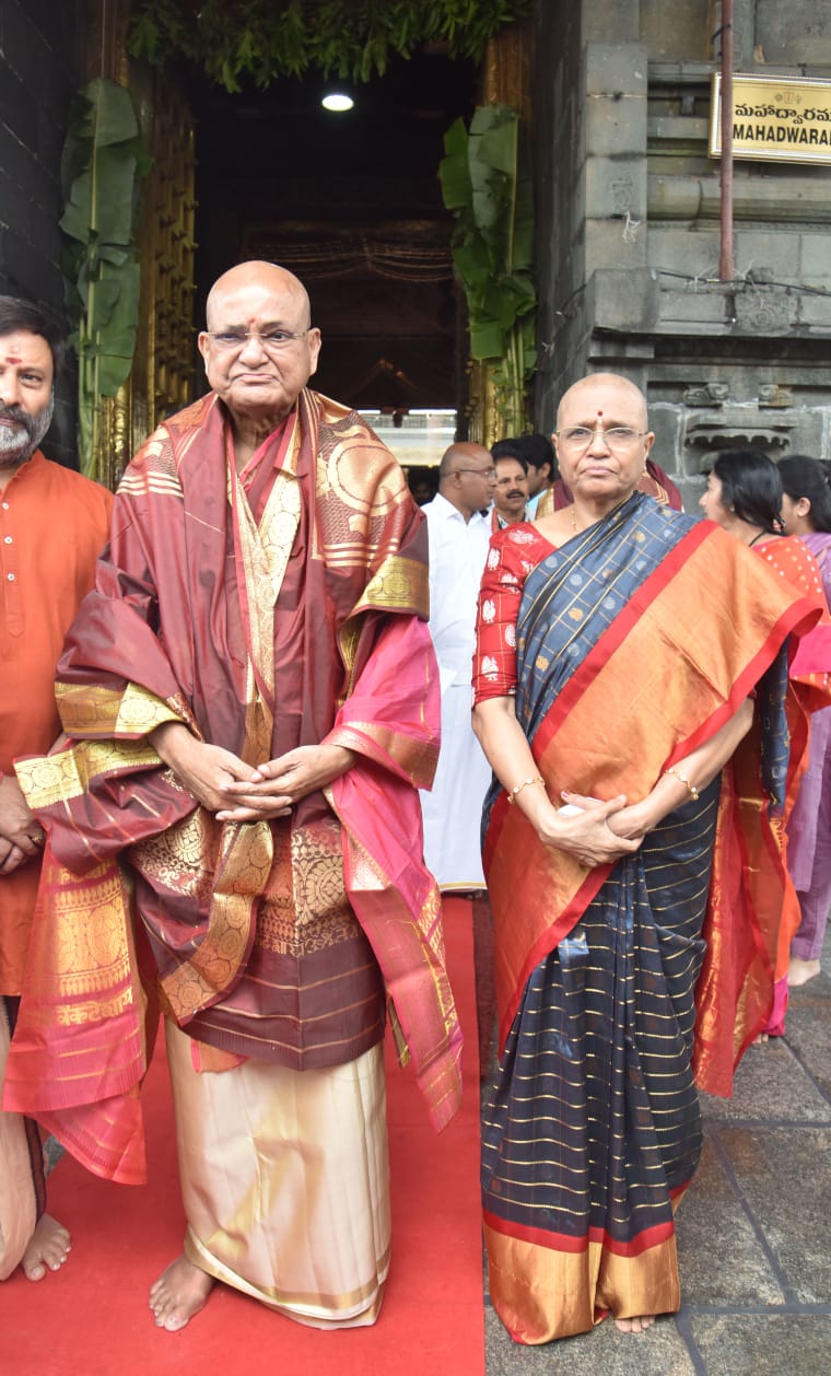 తిరుమల శ్రీవారిని దర్శించుకున్న మాజీ ఉపరాష్ట్రపతి వెంకయ్యనాయుడు  