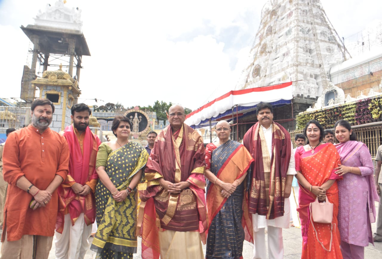 తిరుమల శ్రీవారిని దర్శించుకున్న మాజీ ఉపరాష్ట్రపతి వెంకయ్యనాయుడు  