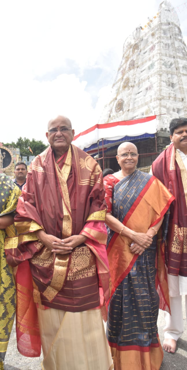 తిరుమల శ్రీవారిని దర్శించుకున్న మాజీ ఉపరాష్ట్రపతి వెంకయ్యనాయుడు  