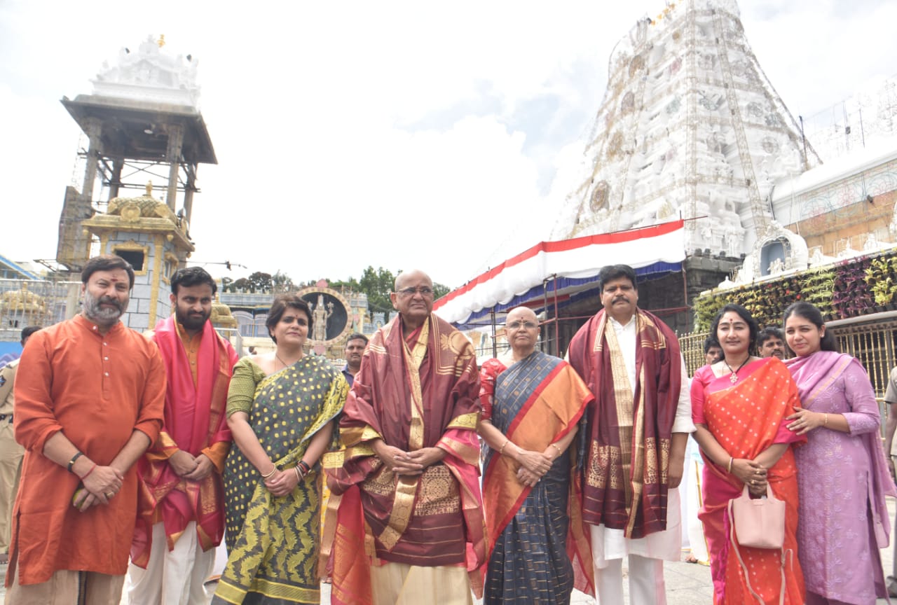 తిరుమల శ్రీవారిని దర్శించుకున్న మాజీ ఉపరాష్ట్రపతి వెంకయ్యనాయుడు  
