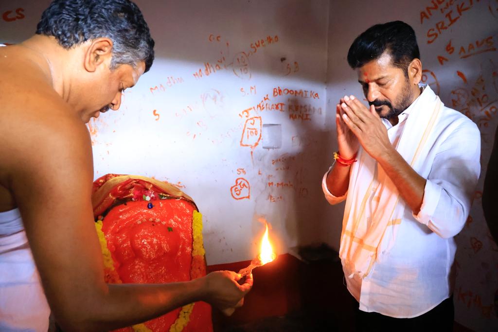 Revanth Reddy : కొడంగల్‌లో టీపీసీసీ చీఫ్ రేవంత్ రెడ్డి నామినేషన్.. ర్యాలీ దృశ్యాలు